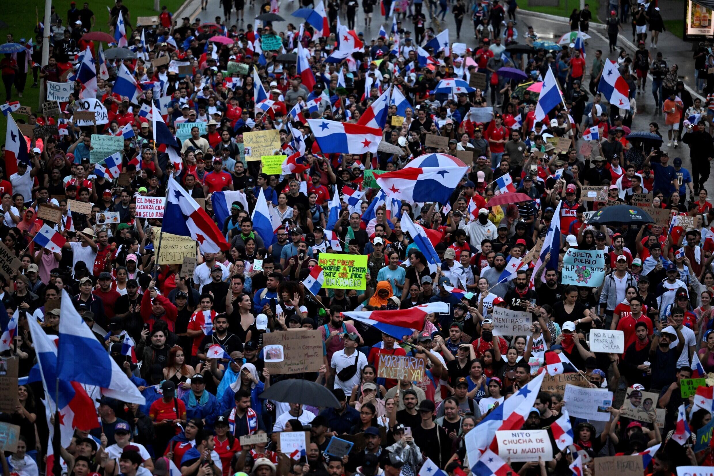 Manifestantes protestan contra el contrato del gobierno con la minera canadiense First Quantum -y su subsidiaria Minera Panamá- en Ciudad de Panamá, Panamá, el 26 de octubre de 2023. En 2021, la Corte Suprema de Panamá ratificó el fallo de un tribunal inferior que declaró inconstitucional la concesión original de derechos mineros otorgada a la subsidiaria Minera Panamá hasta 2037, pero las negociaciones entre el gobierno y First Quantum condujeron a un nuevo contrato mediante el cual la empresa pagará al gobierno diez veces más que antes y se le permite operar en Panamá durante 20 años, renovables por otras dos décadas.