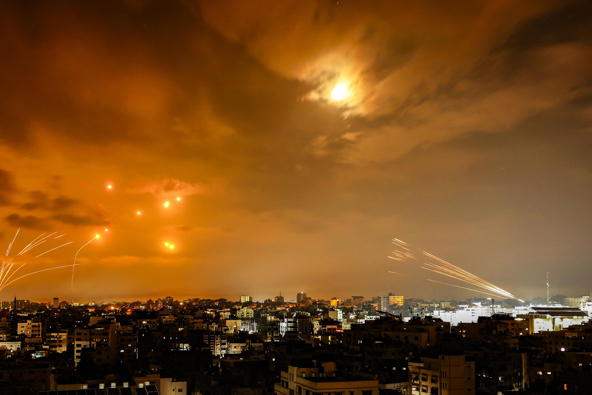 Cohetes disparados por militantes palestinos desde la ciudad de Gaza son interceptados por el sistema de defensa antimisiles israelí Cúpula de Hierro en la madrugada del 8 de octubre de 2023. Los combates entre las fuerzas israelíes y el grupo militante palestino Hamás se recrudecieron el 8 de octubre, con cientos de muertos en ambos bandos tras un ataque sorpresa contra Israel que llevó al primer ministro Benjamin Netanyahu a advertir de que se estaban 