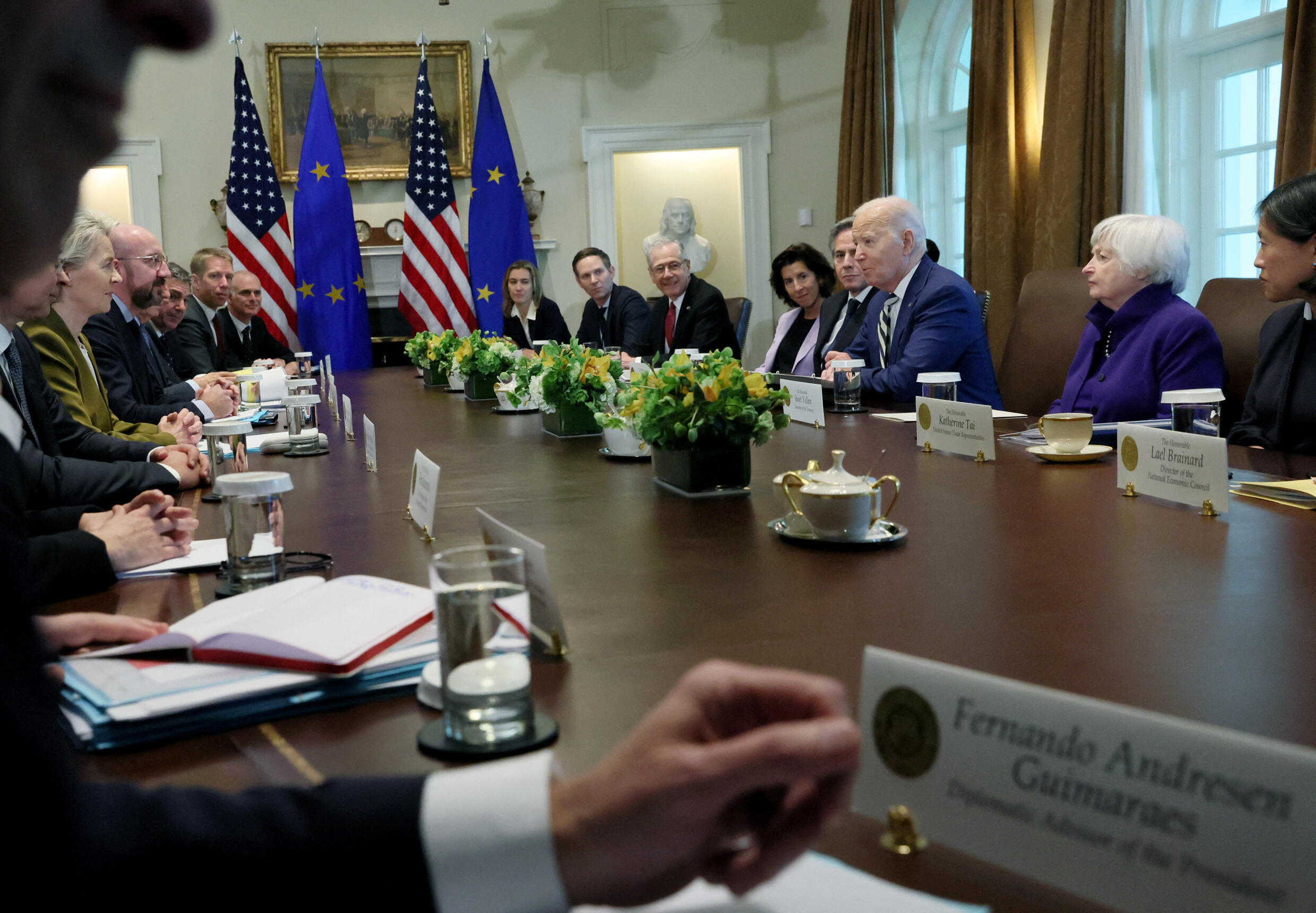 El presidente de Estados Unidos, Joe Biden, celebra una reunión trilateral con el presidente del Consejo Europeo, Charles Michel, y la presidenta de la Comisión Europea, Ursula von der Leyen, en la Casa Blanca en Washington, Estados Unidos, el 20 de octubre de 2023.