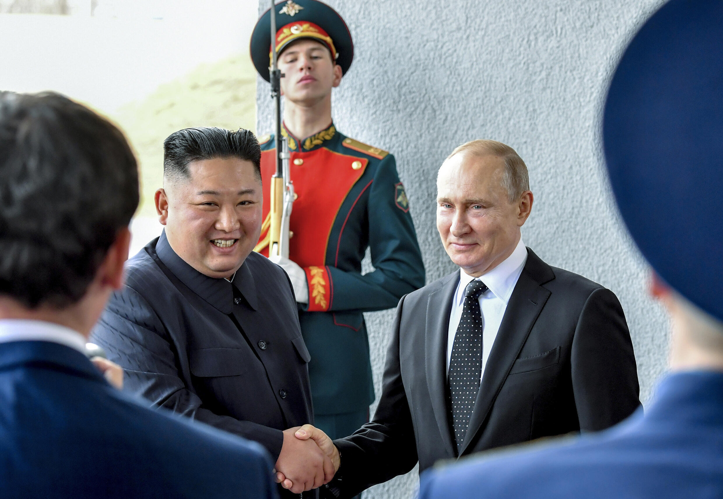 ARCHIVO - El presidente ruso, Vladímir Putin, en el centro a la derecha, y el líder de Corea del Norte, Kim Jong Un, se dan la mano durante su reunión en Vladivostok, Rusia, el jueves 25 de abril de 2019.