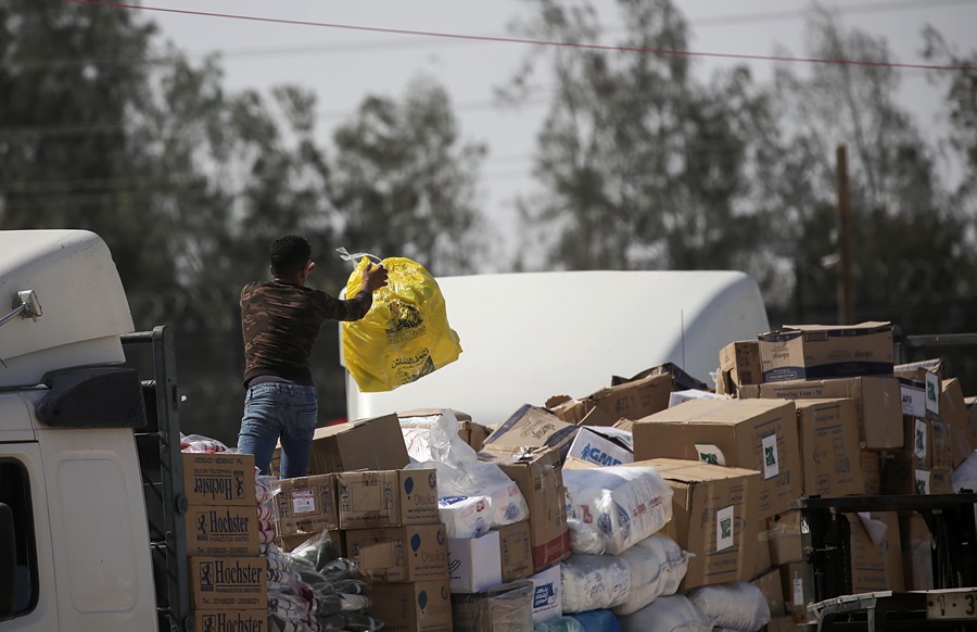 Un camión con ayuda humanitaria en el paso de Rafah. 